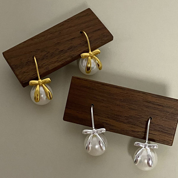 Bow tie pearl stud earrings